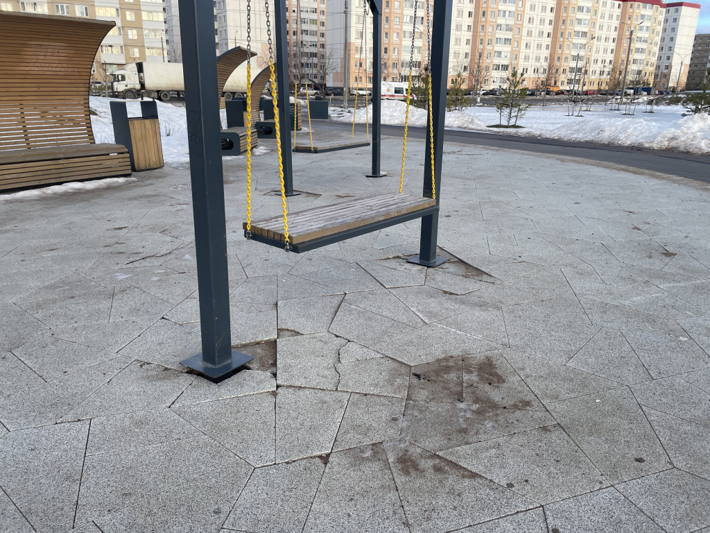 разрушение плит мощения