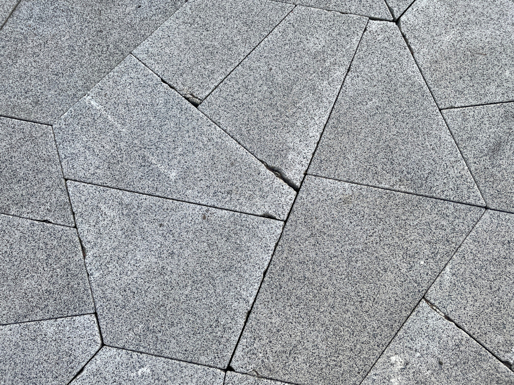 сколы на боковых гранях плит