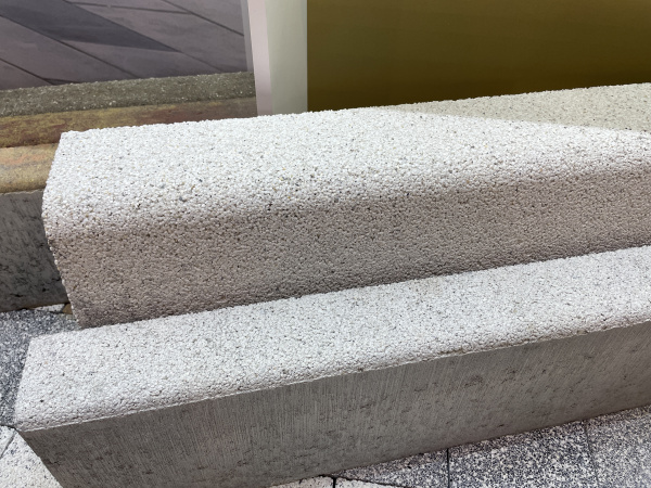 Бортовой камень БР 100.30.15 (дорожный бордюр)