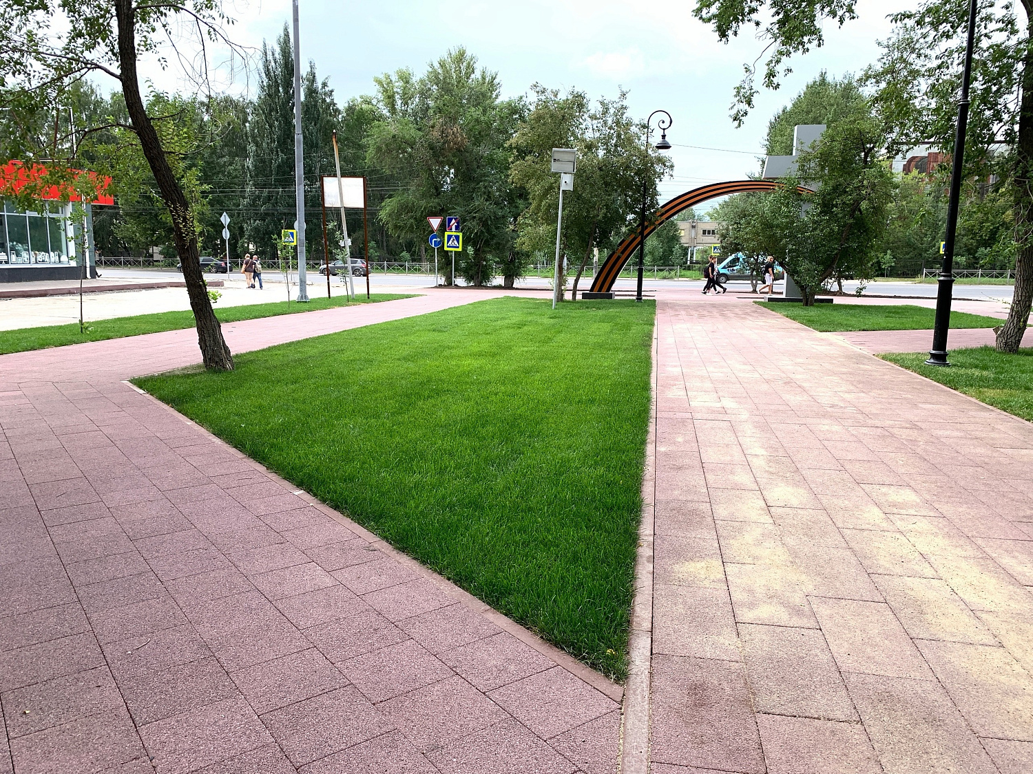 Аллея братьев Сазоновых, Омск