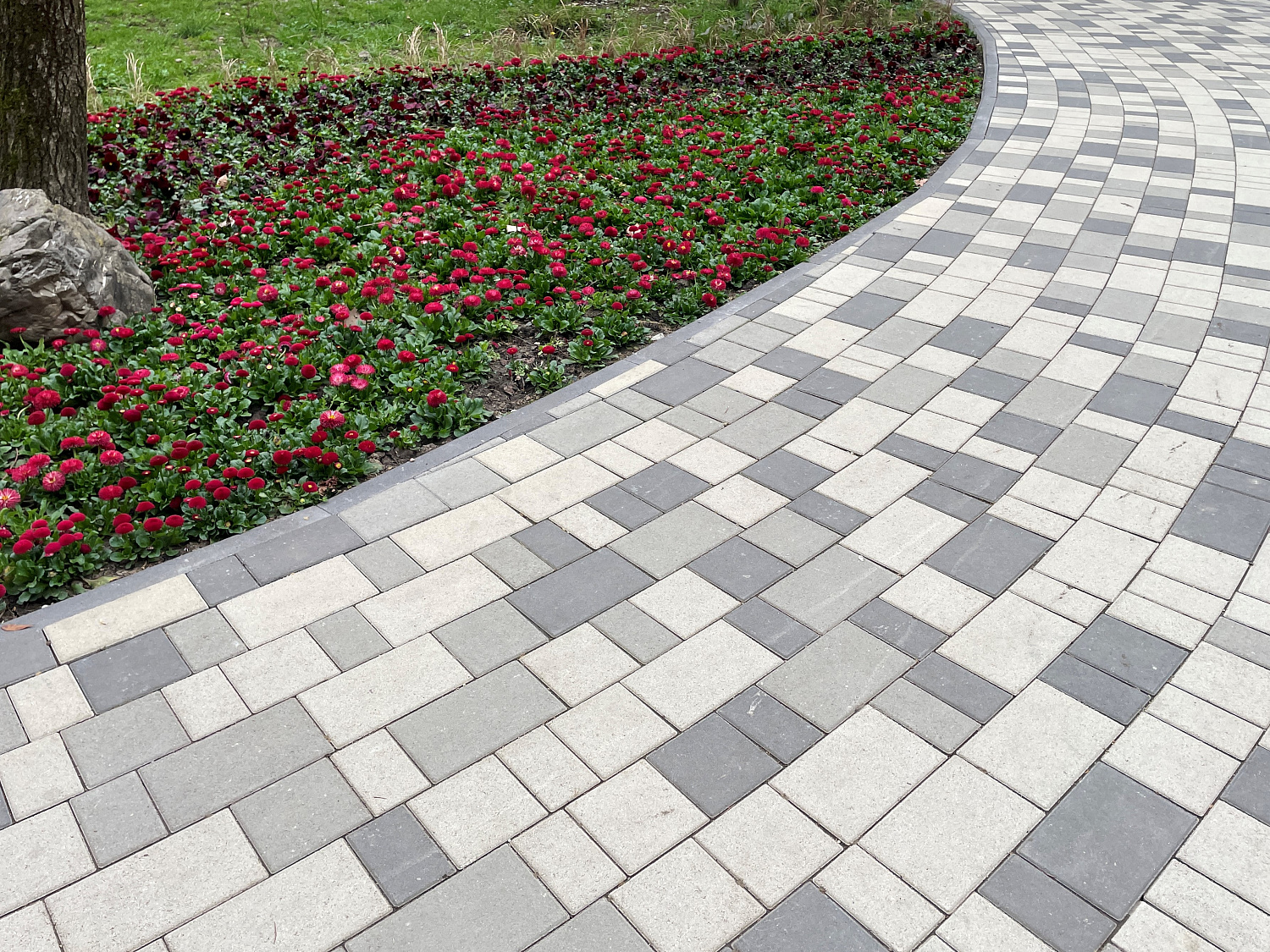 Тротуарная плитка «Городской микс»: основные преимущества и способ укладки