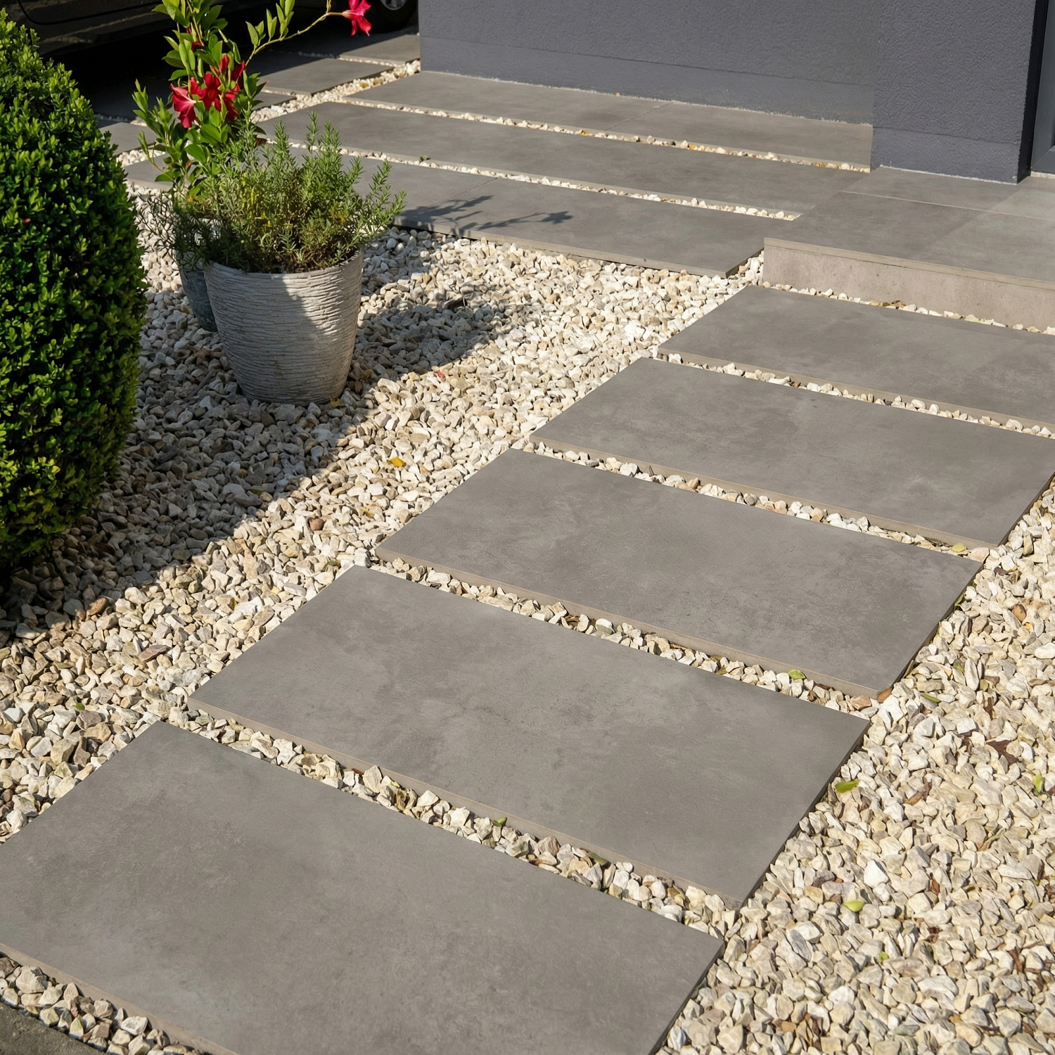 Устройство пошаговой садовой дорожки из тротуарных плит: технология, выбор плит и уход